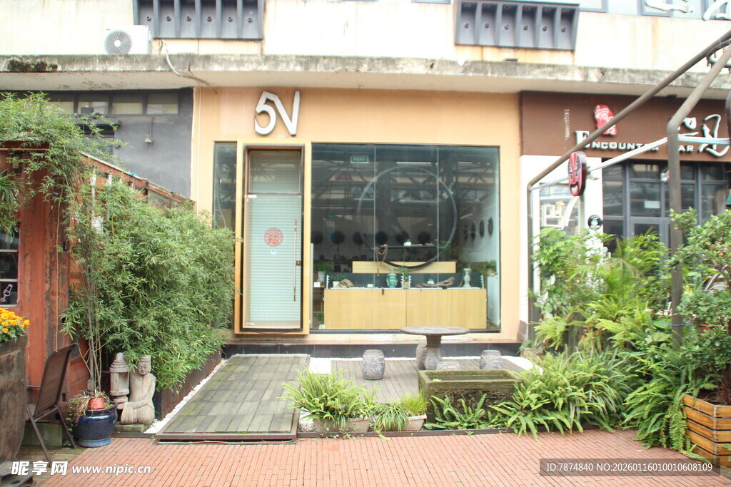 温馨街边绿植环绕的小店
