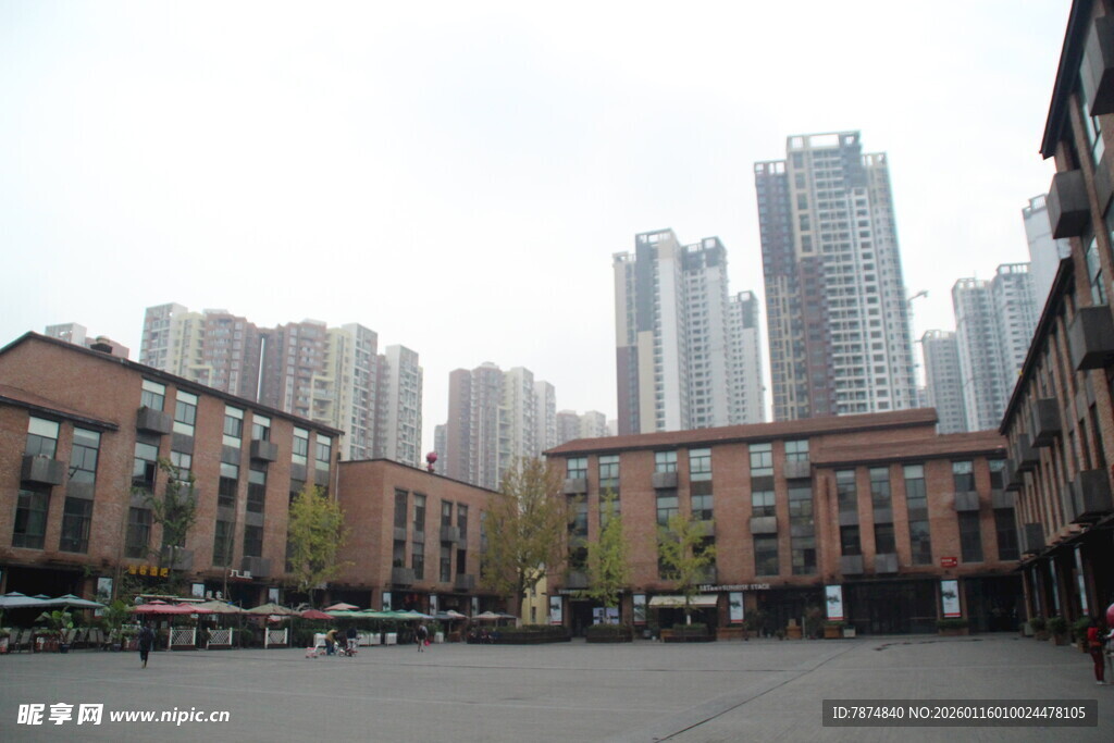城市中复古与现代建筑广场
