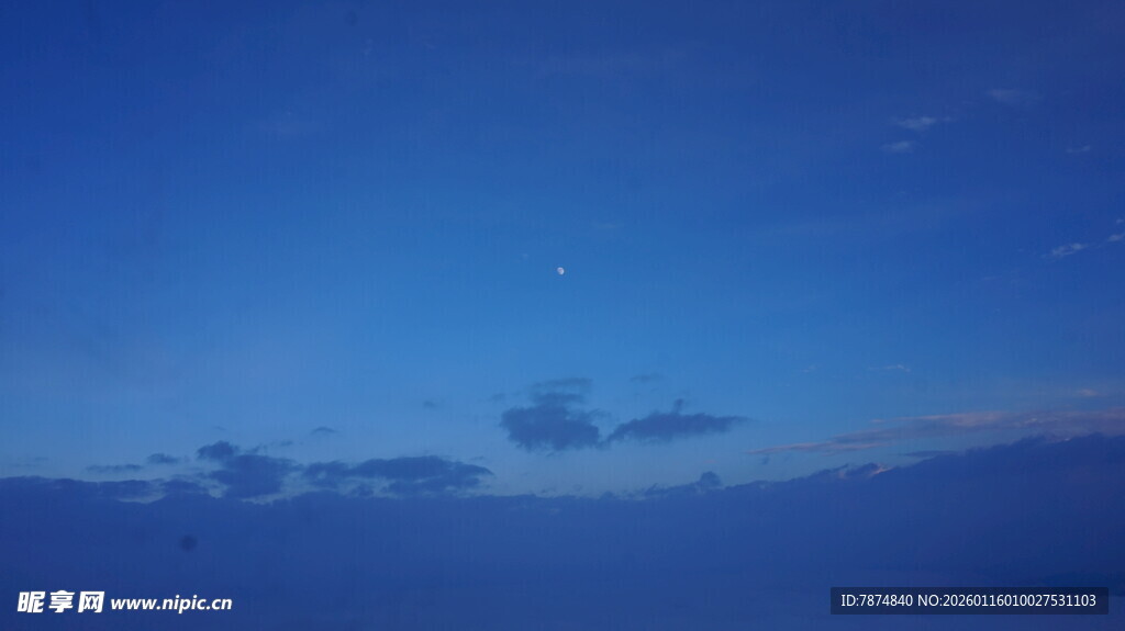 夜空下的宁静云彩