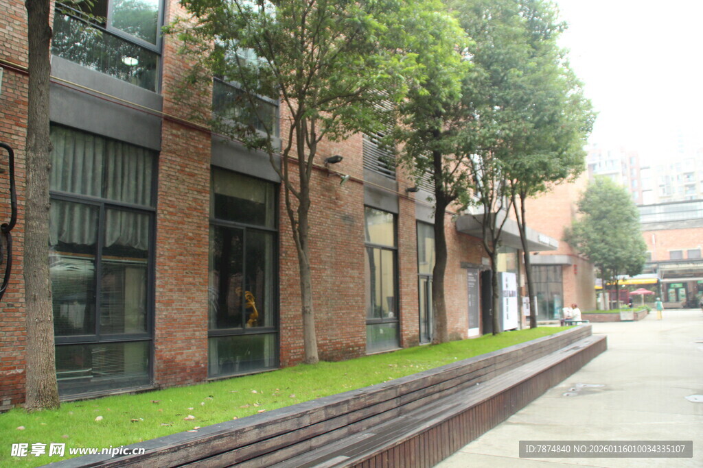 红砖建筑旁的林荫小道