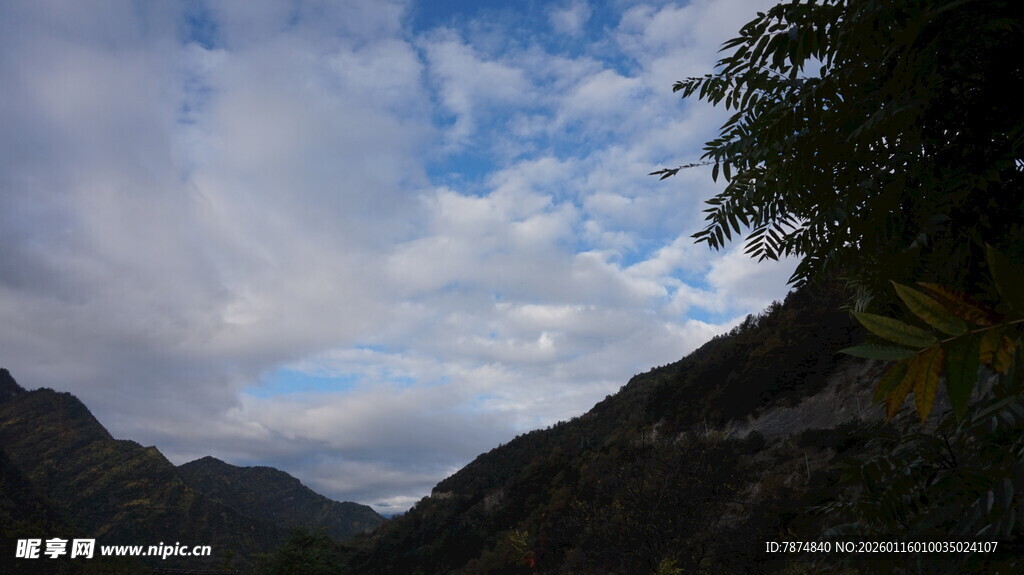 山间云景