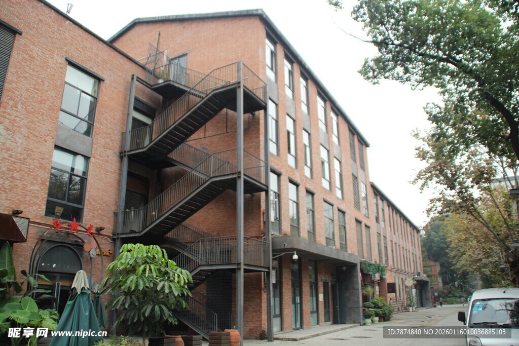 红砖建筑街道景致