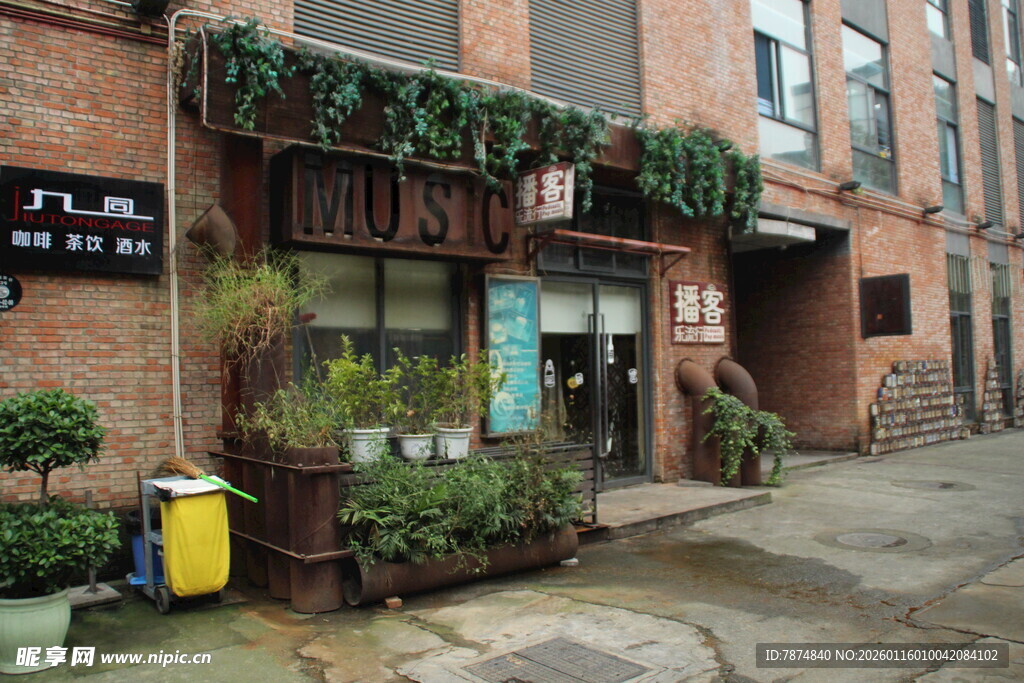 复古风街边绿植装饰小店