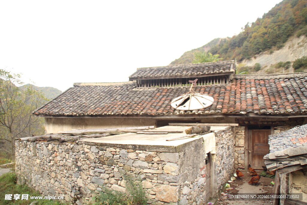 古朴山村石砌瓦房景致