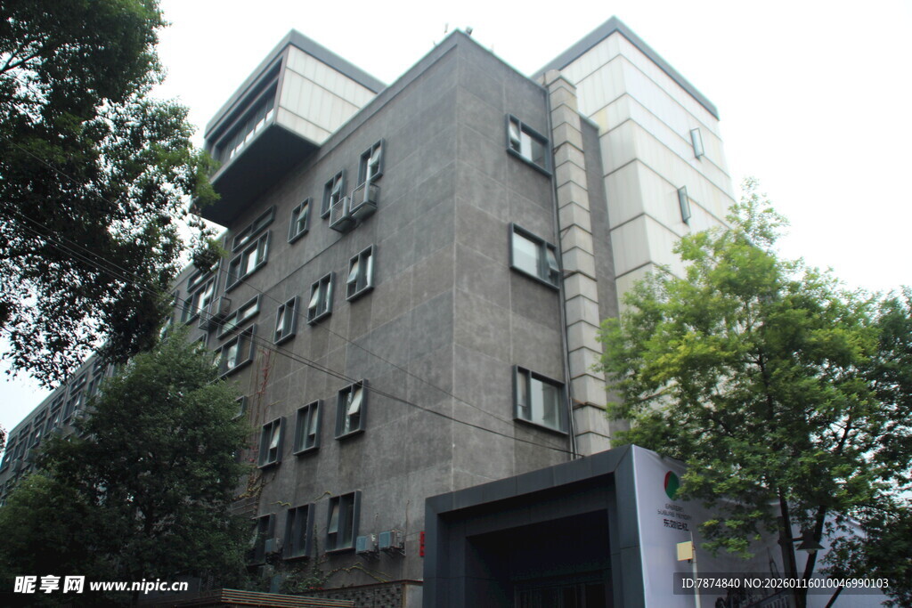 多层灰色建筑外观