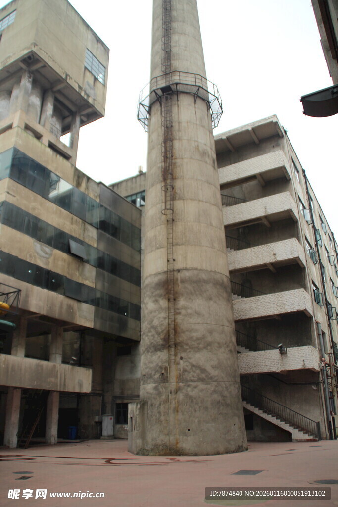 古老烟囱立于废弃建筑间