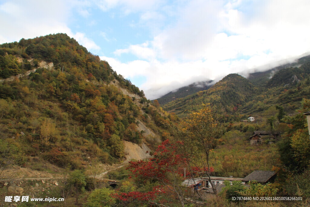 山间秋景 村落隐于山林间