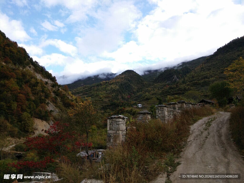 山间蜿蜒小路旁的村落