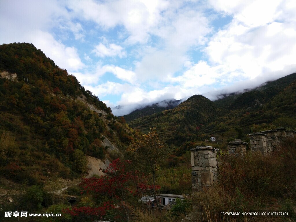 山间秋景 云雾缭绕村落