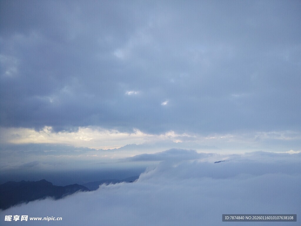 云海之上的壮丽天空景观