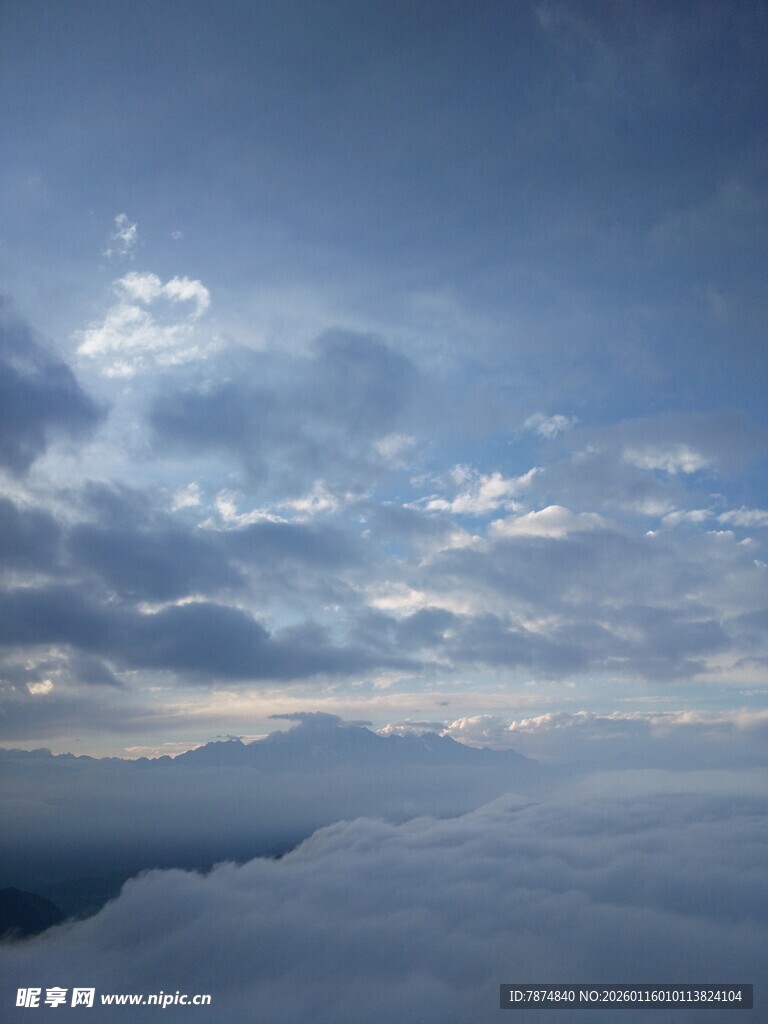 云海之上的蓝天美景