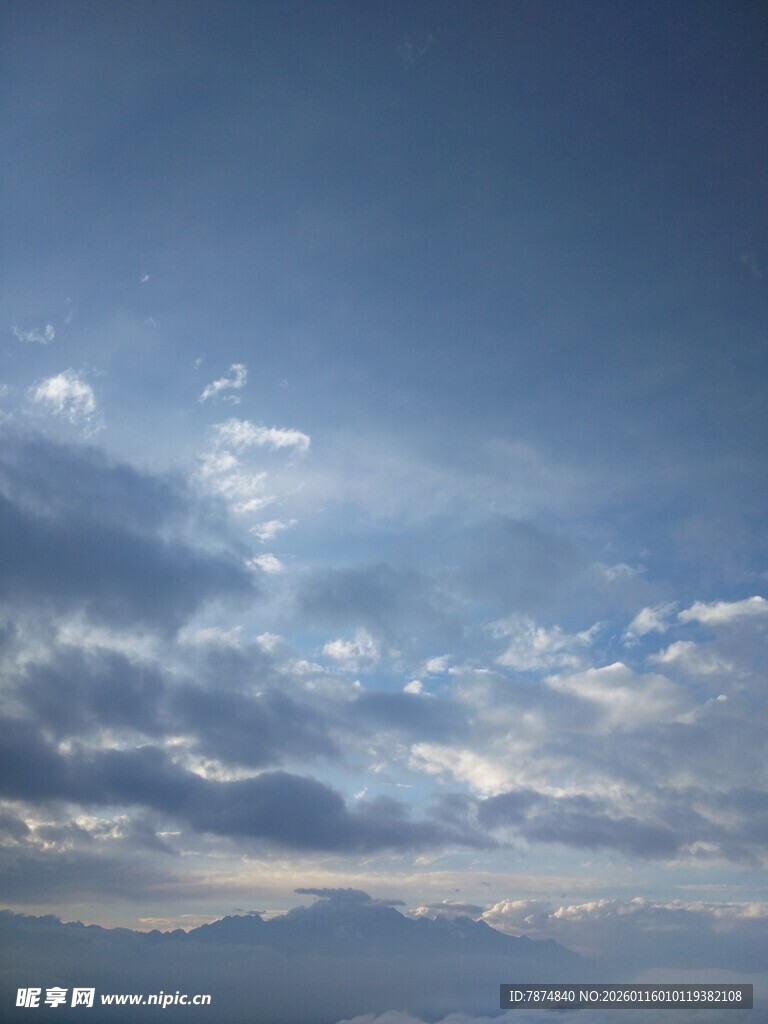 蓝天之上的梦幻云朵