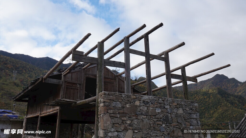 古老木屋框架 尽显沧桑