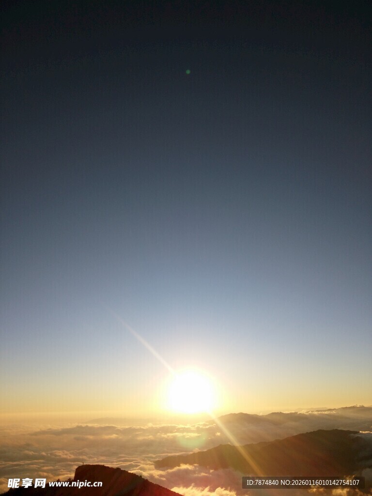 日出时分的壮丽天空景观
