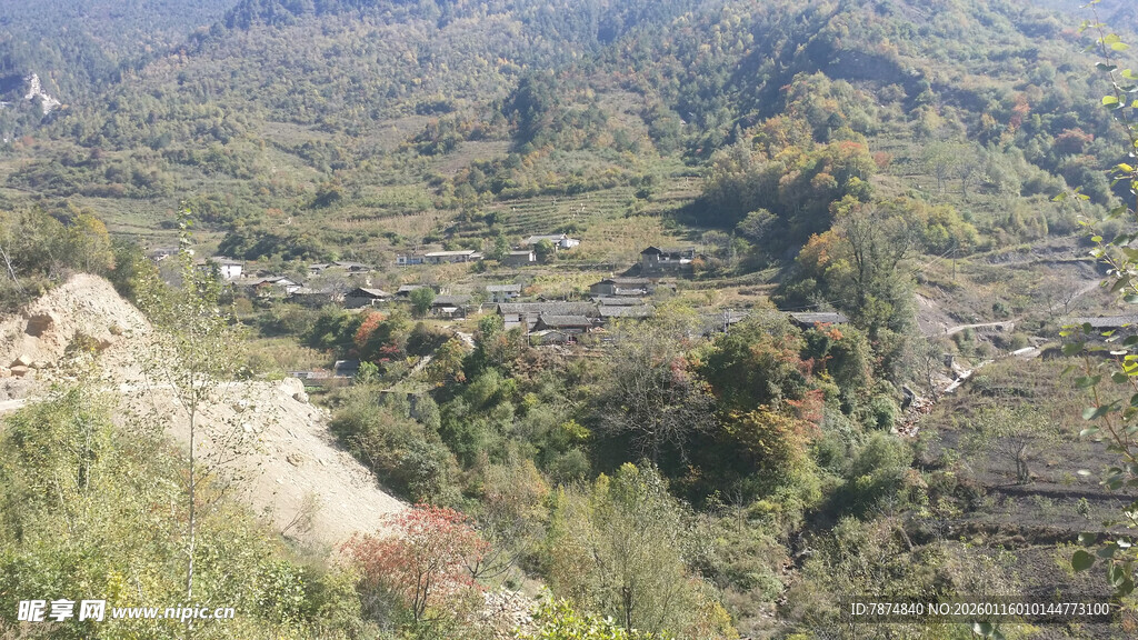 俯瞰山间村落美景