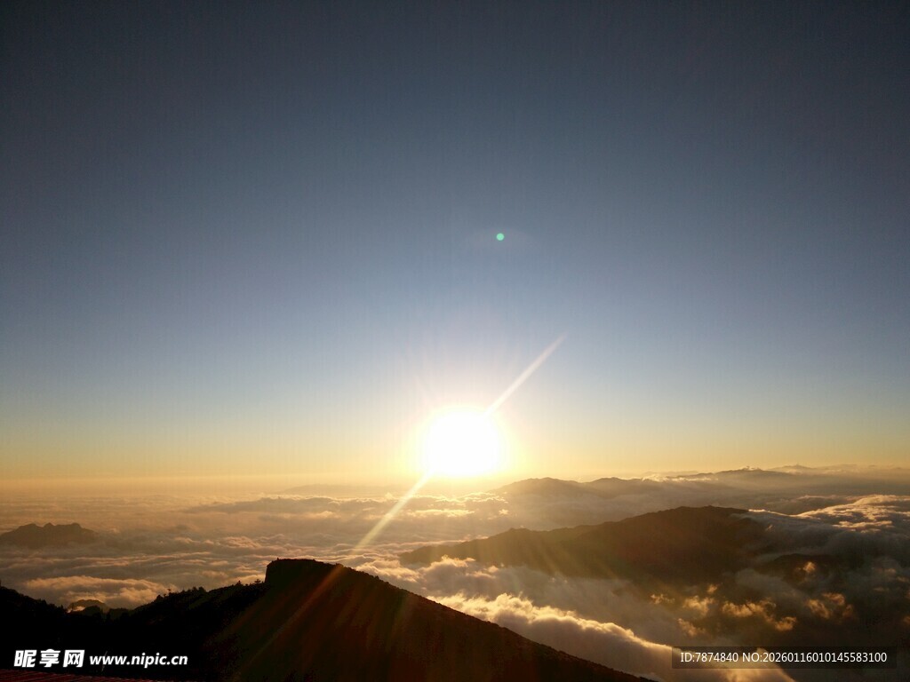山顶日出云海壮丽景观