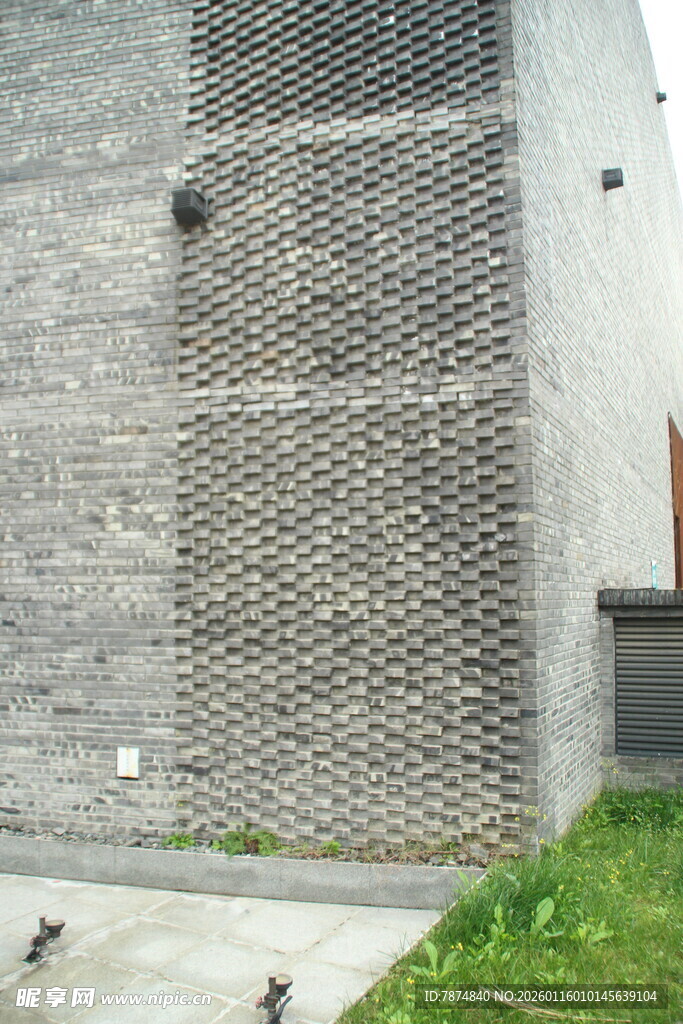 灰色砖墙建筑局部景观
