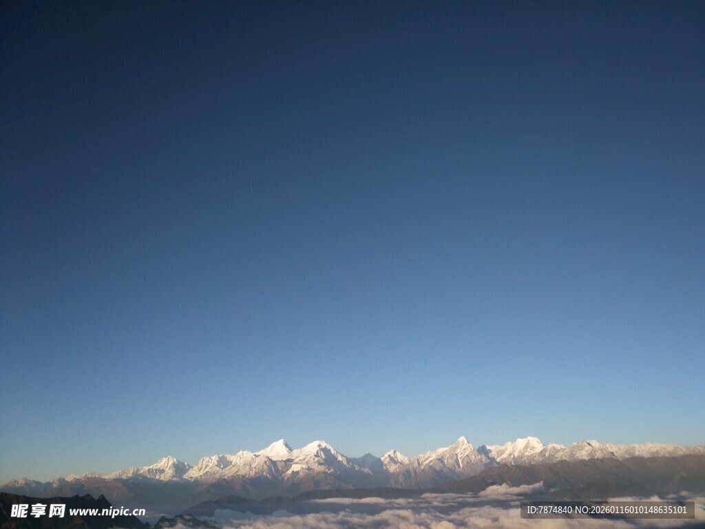 蓝天之下的壮丽雪山