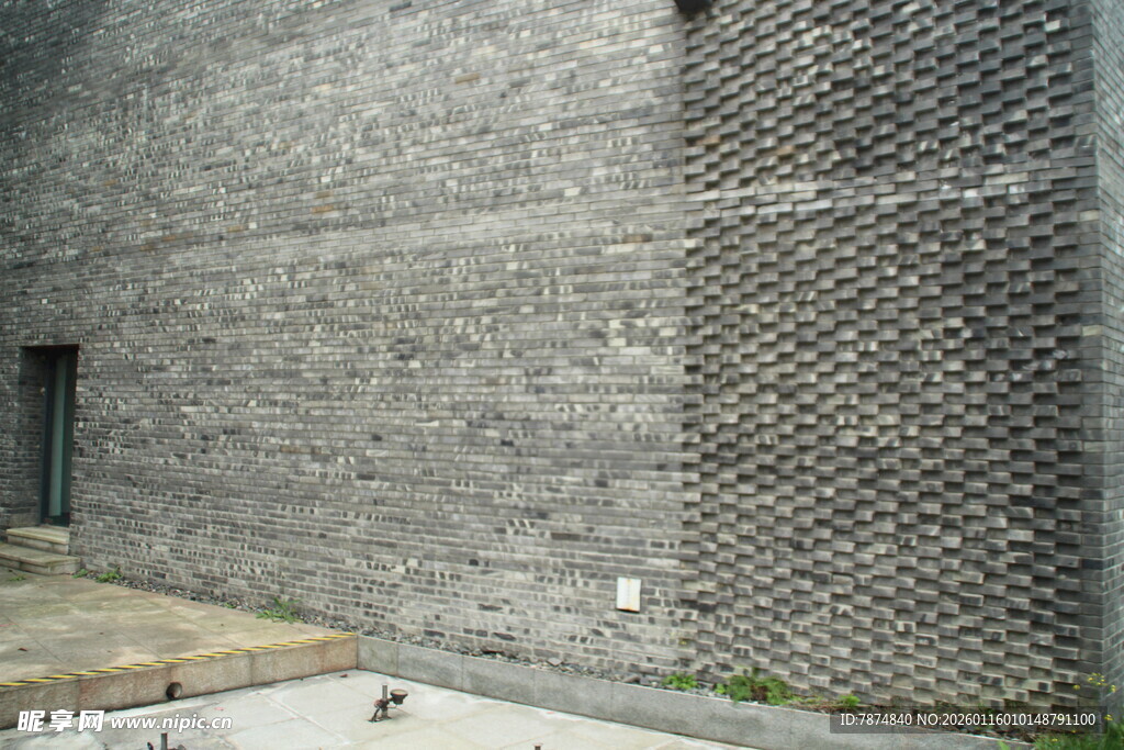 灰色砖墙建筑外观一角