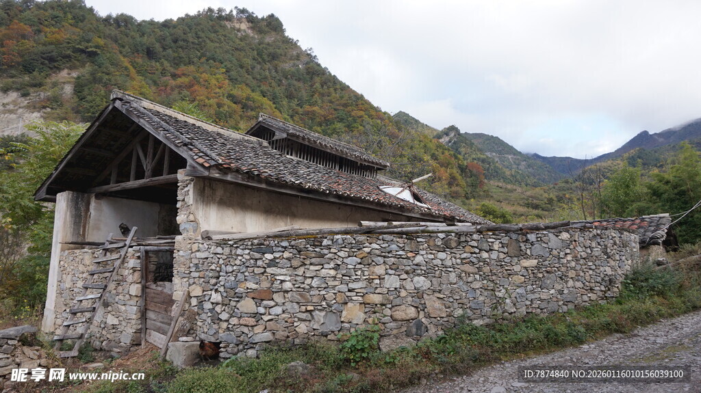 石砌老屋 山间静谧景致