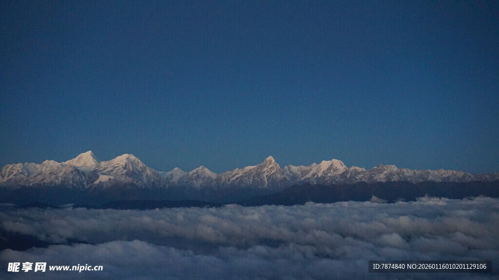 云海之上的壮丽雪山