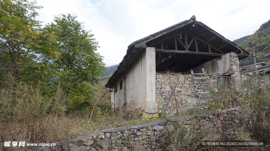 山间古朴小屋 自然景致