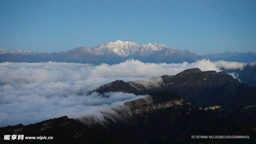 云海之上的壮丽雪山
