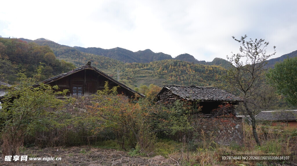 山间古朴小屋