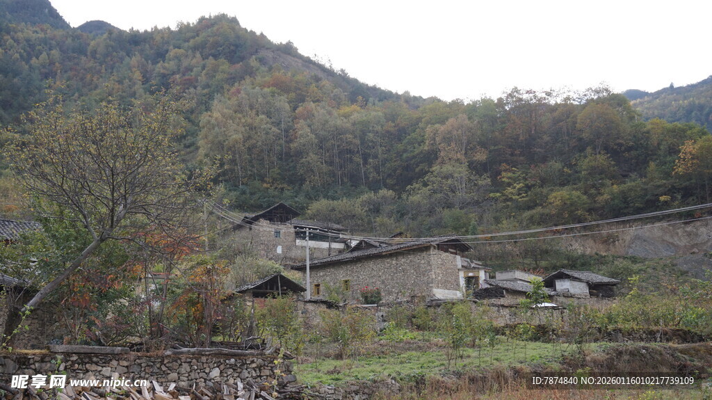 山村秋景图