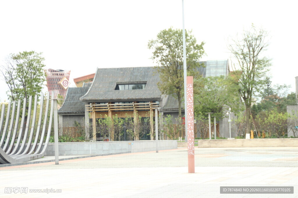 中式建筑前的开阔广场