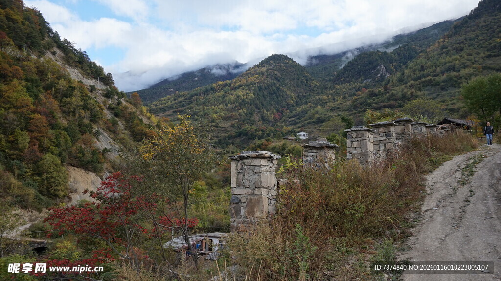 山间村落秋景