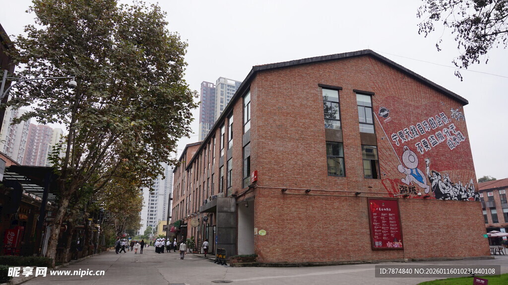 红砖建筑旁的街道风景