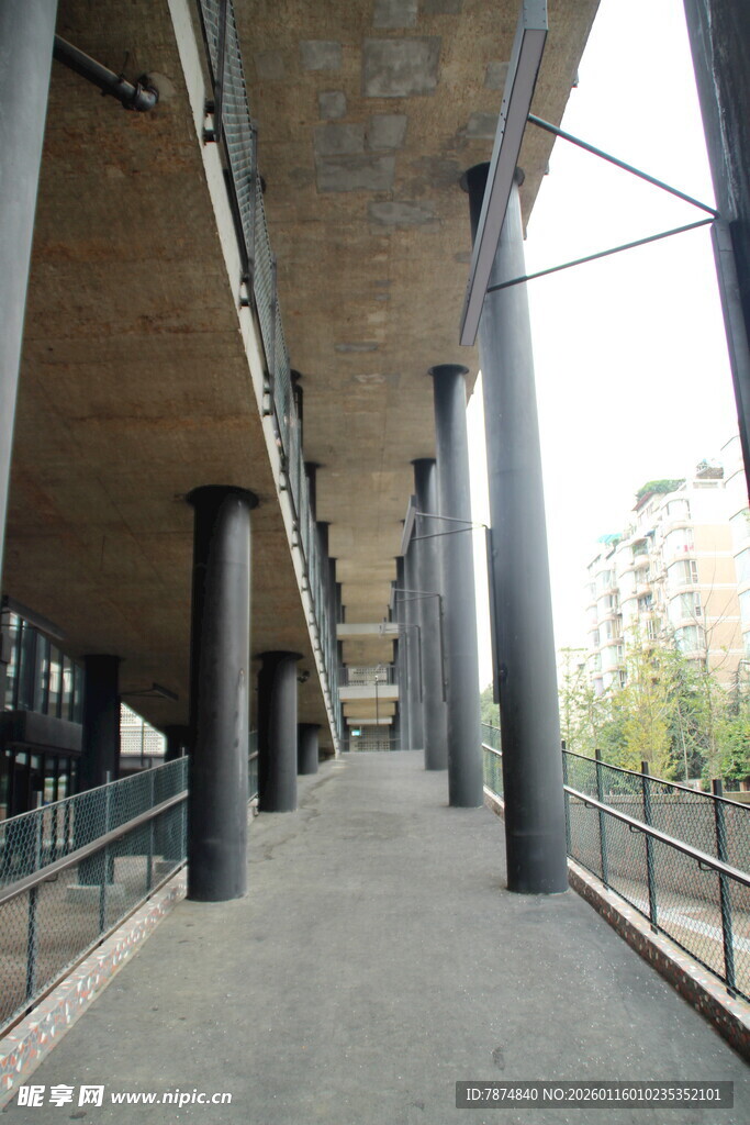 现代建筑下的宽敞廊道