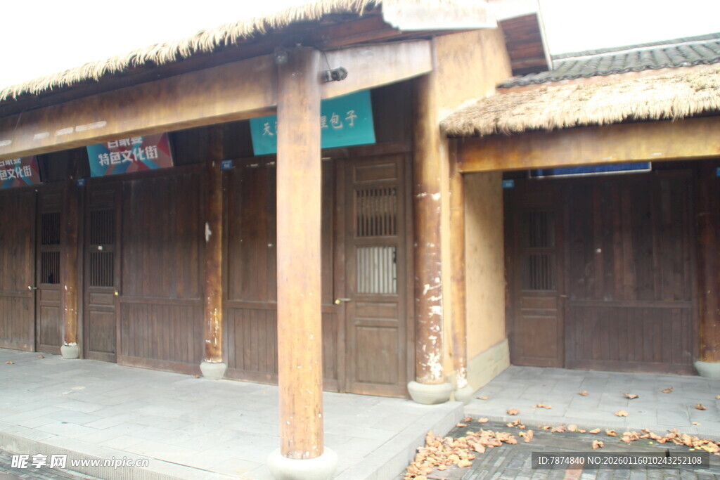 古朴老旧的传统木质店铺