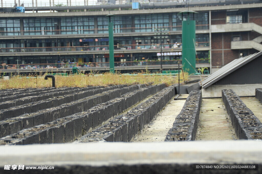 城市铁轨旁的建筑景观