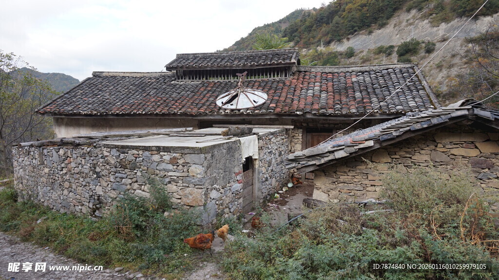 古朴石砌山间小屋