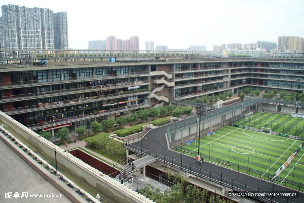 城市中独特的多层建筑景观