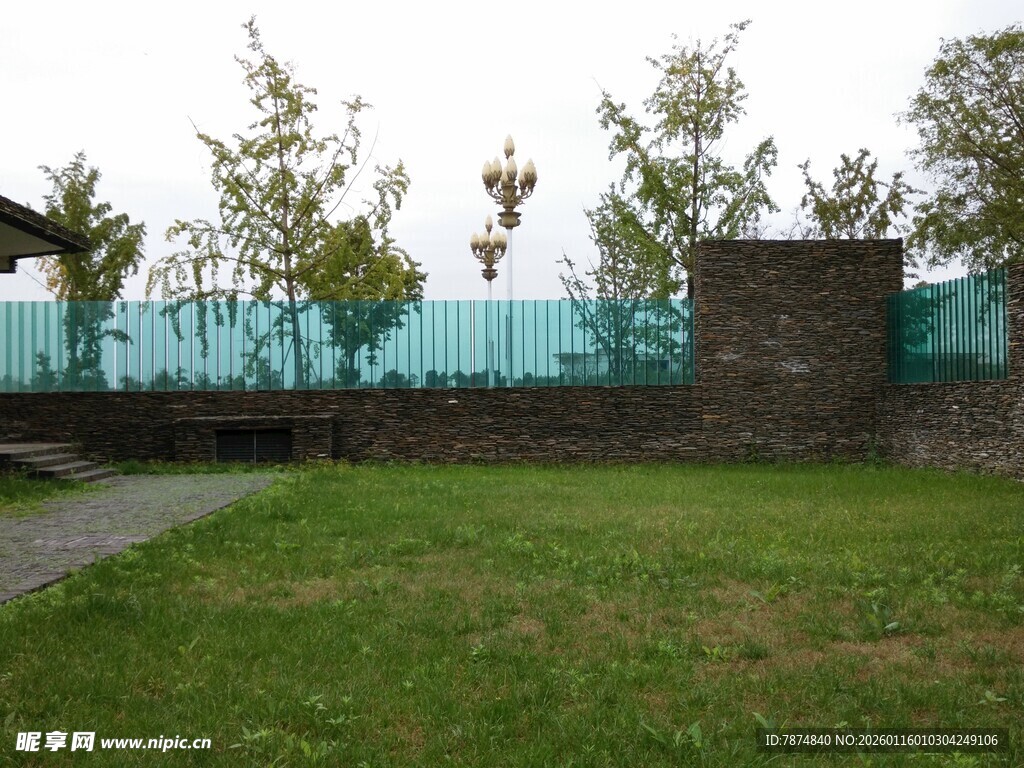 户外绿地旁的蓝色围挡景观