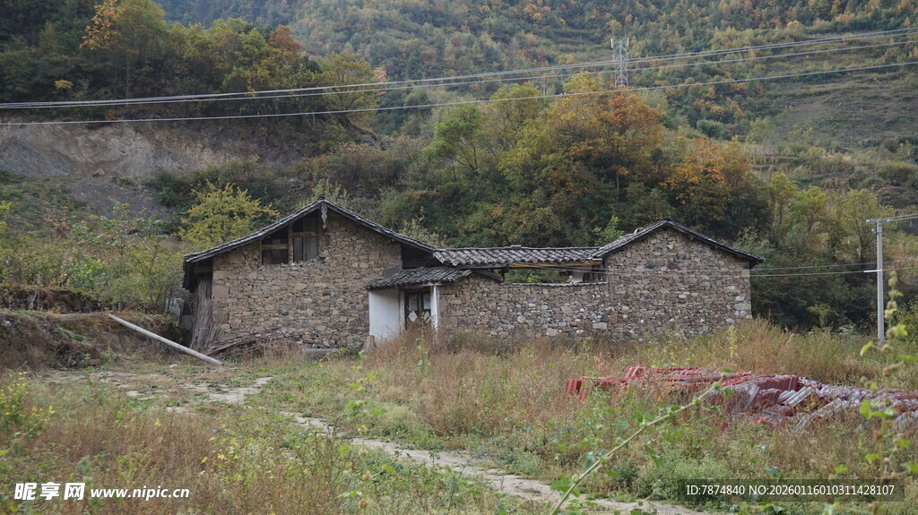 山间古朴小屋 秋景如画