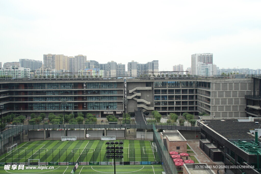 城市中带绿植的现代建筑群