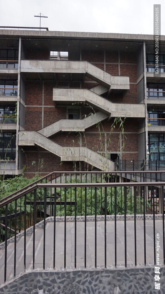 多层建筑外的阶梯式结构