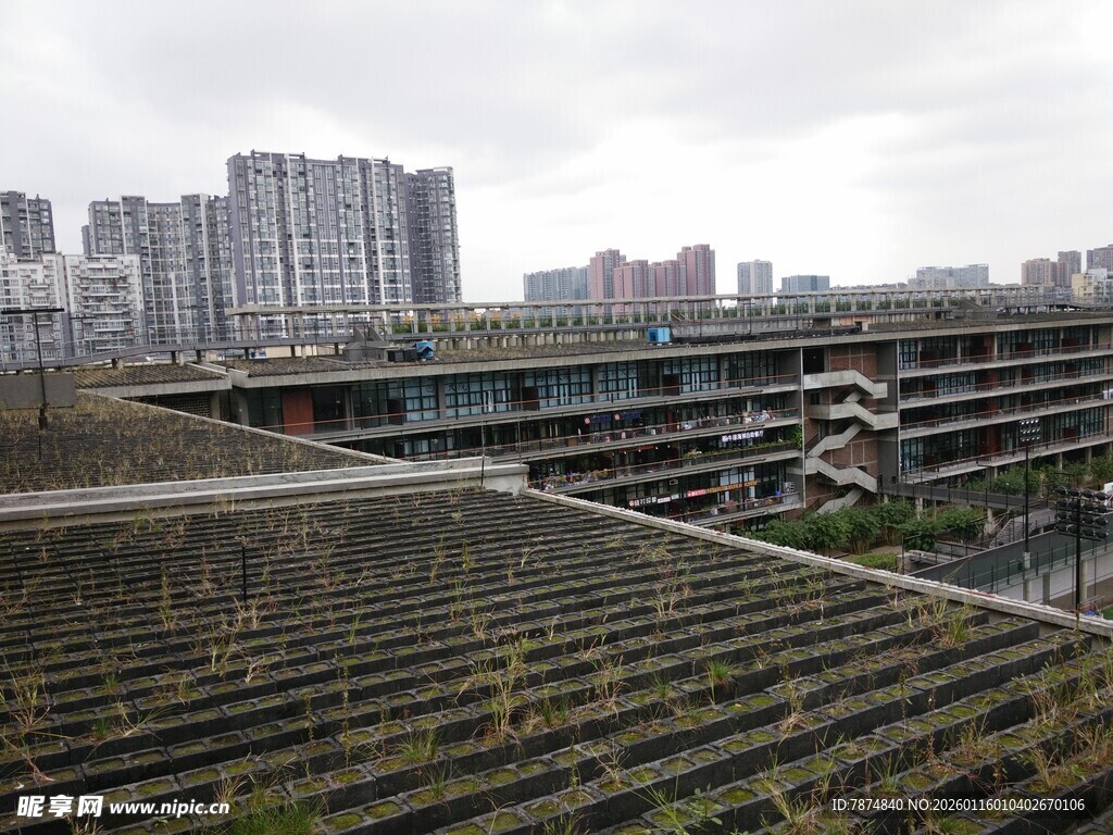 城市屋顶景观与远处高楼