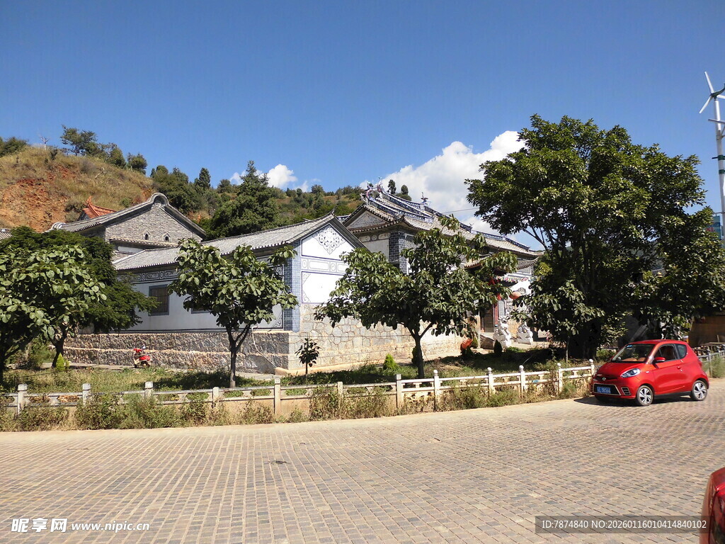 乡村路旁的房屋与车辆
