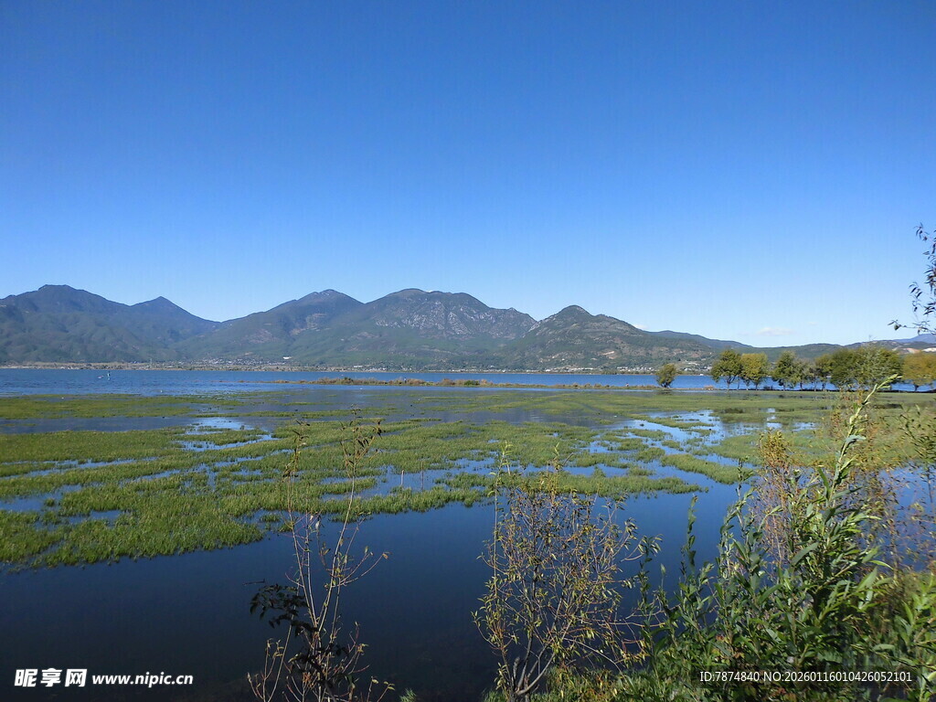 湖畔青山美景
