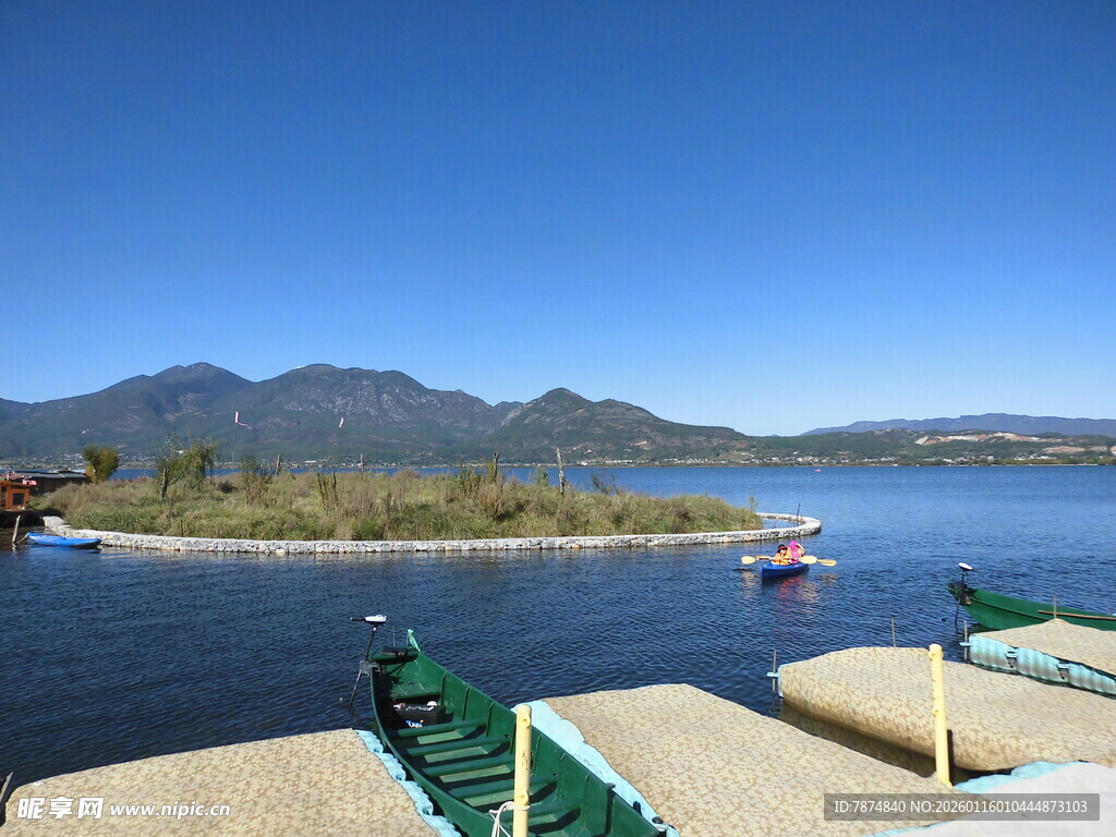 湖畔码头风光