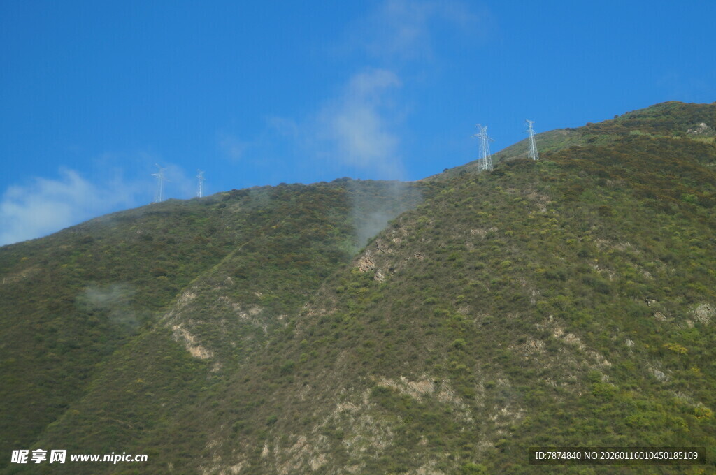 青山蓝天间的自然景致