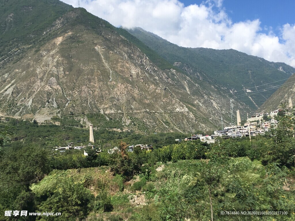 山间绿意盎然的美丽景致