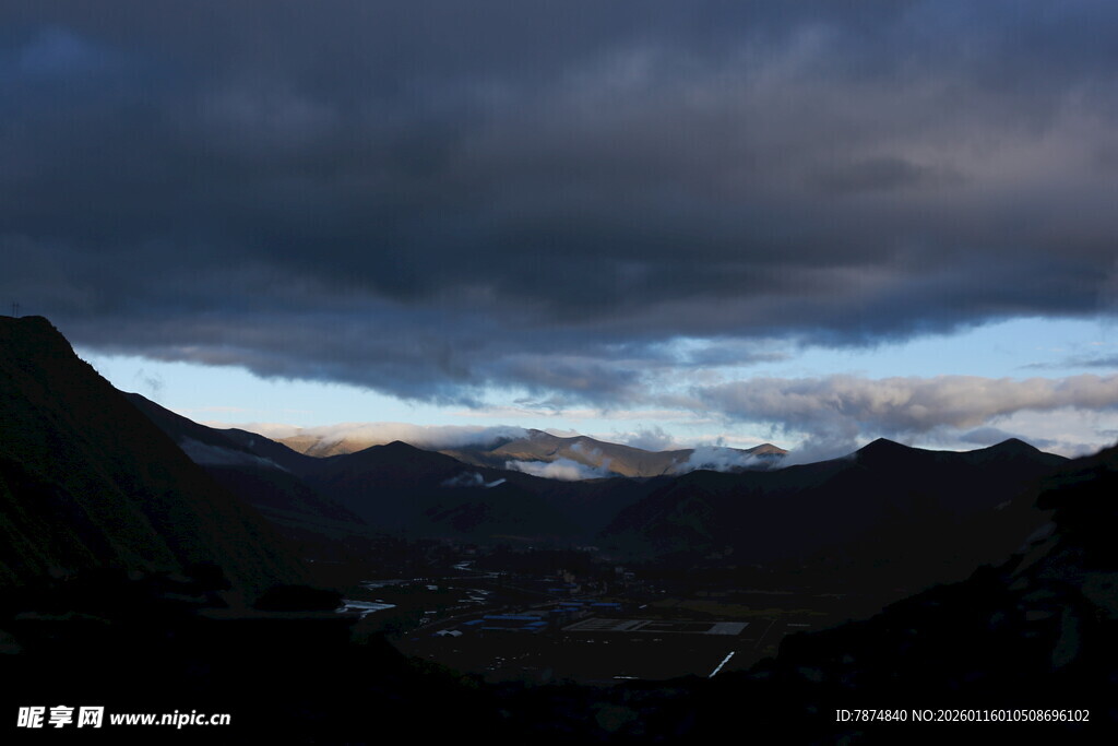 黄昏下的山峦与厚重云层
