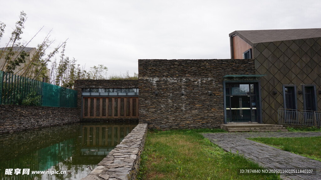 水边石砌建筑景致