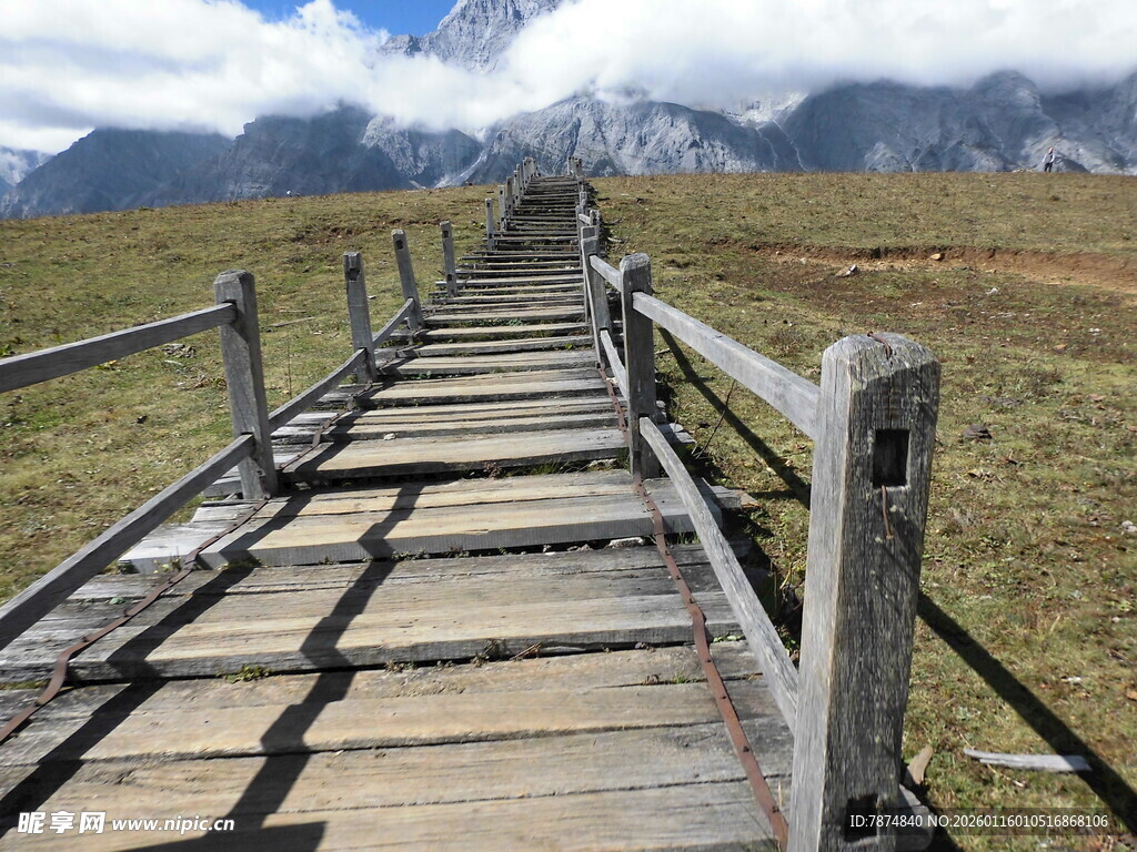 山间木栈道 通往自然之境